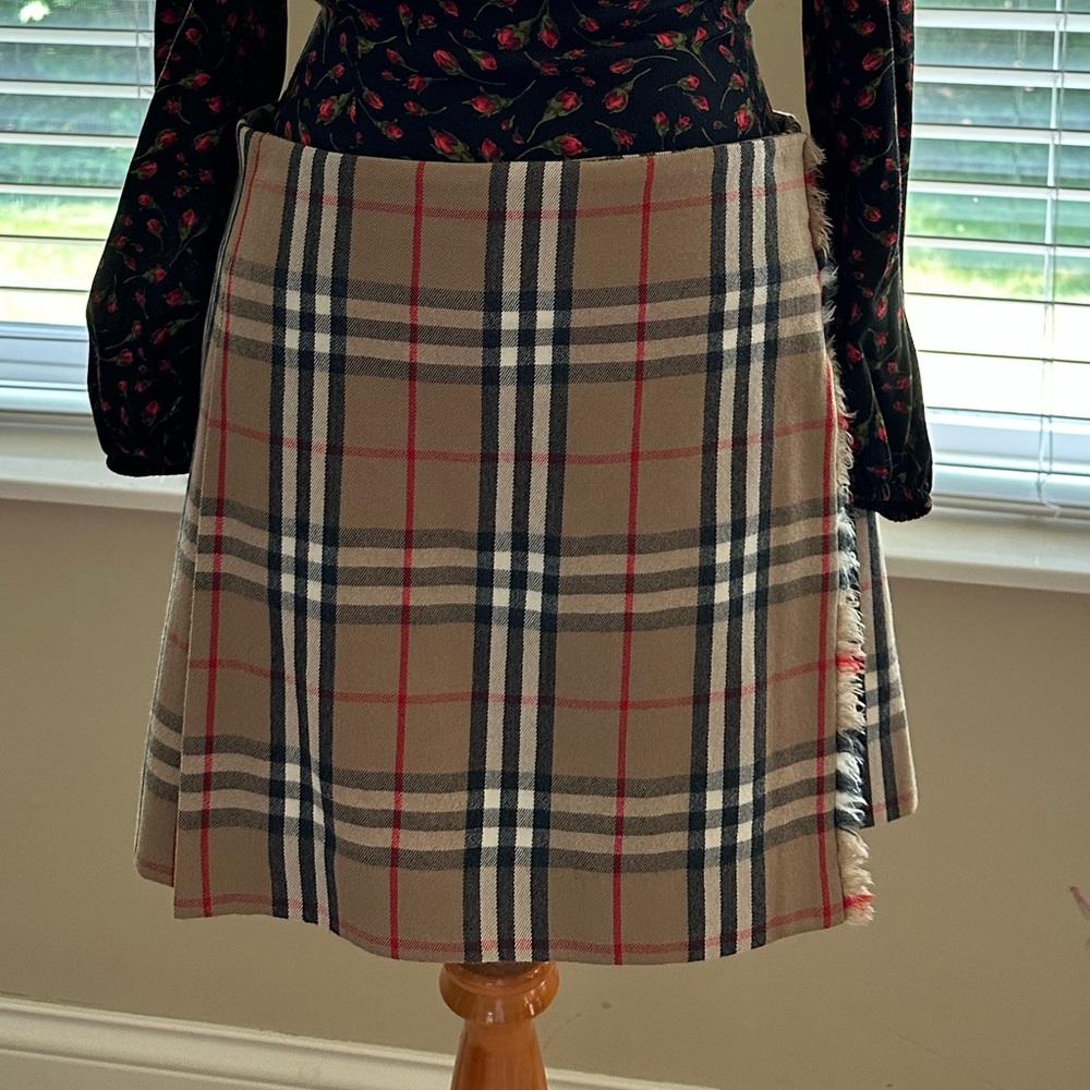 Good auth Burberry nova check kilt skirt with leather buckles. 100% wool